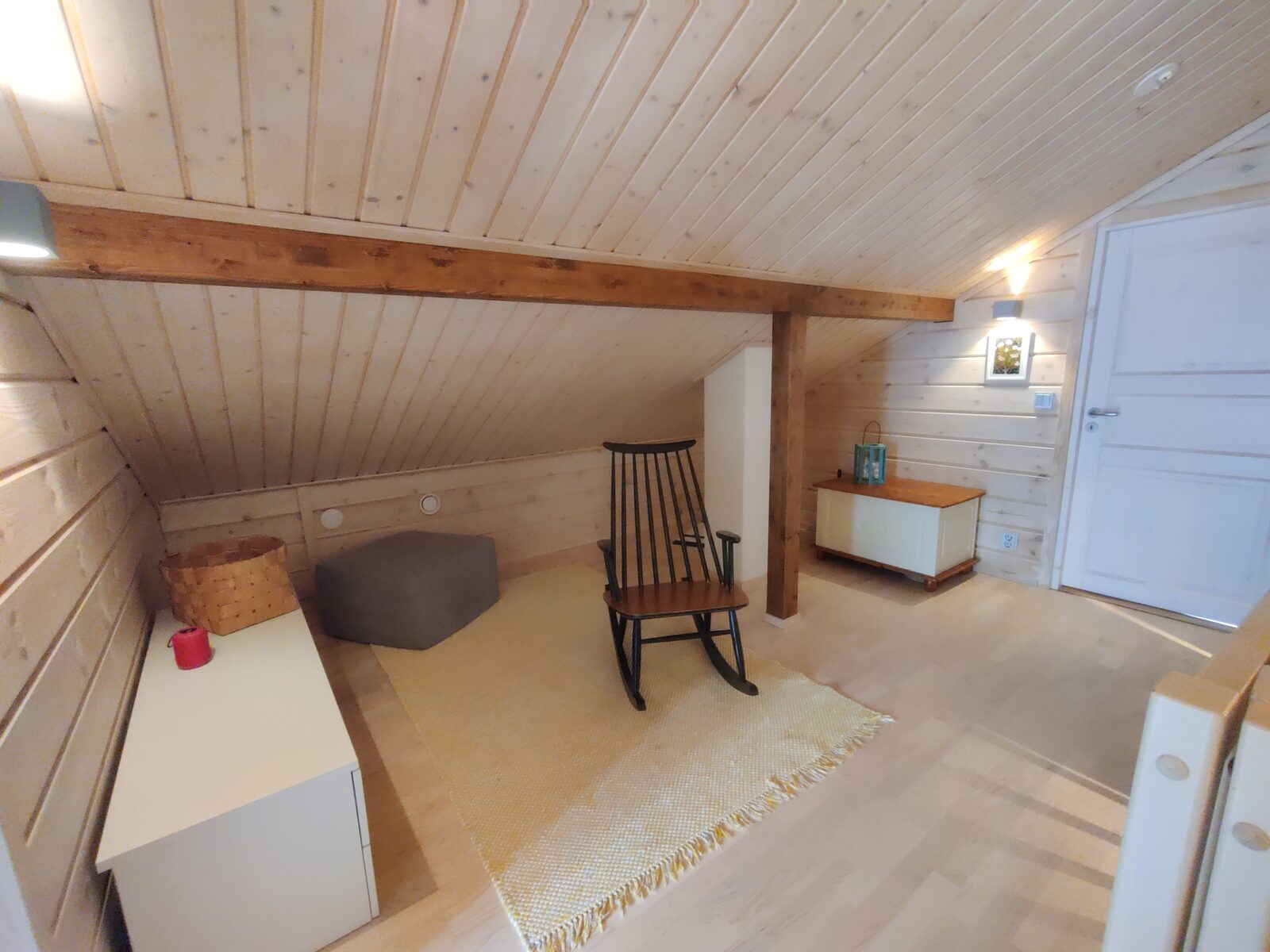 Gemütliche Leseecke mit Schaukelstuhl im Obergeschoss