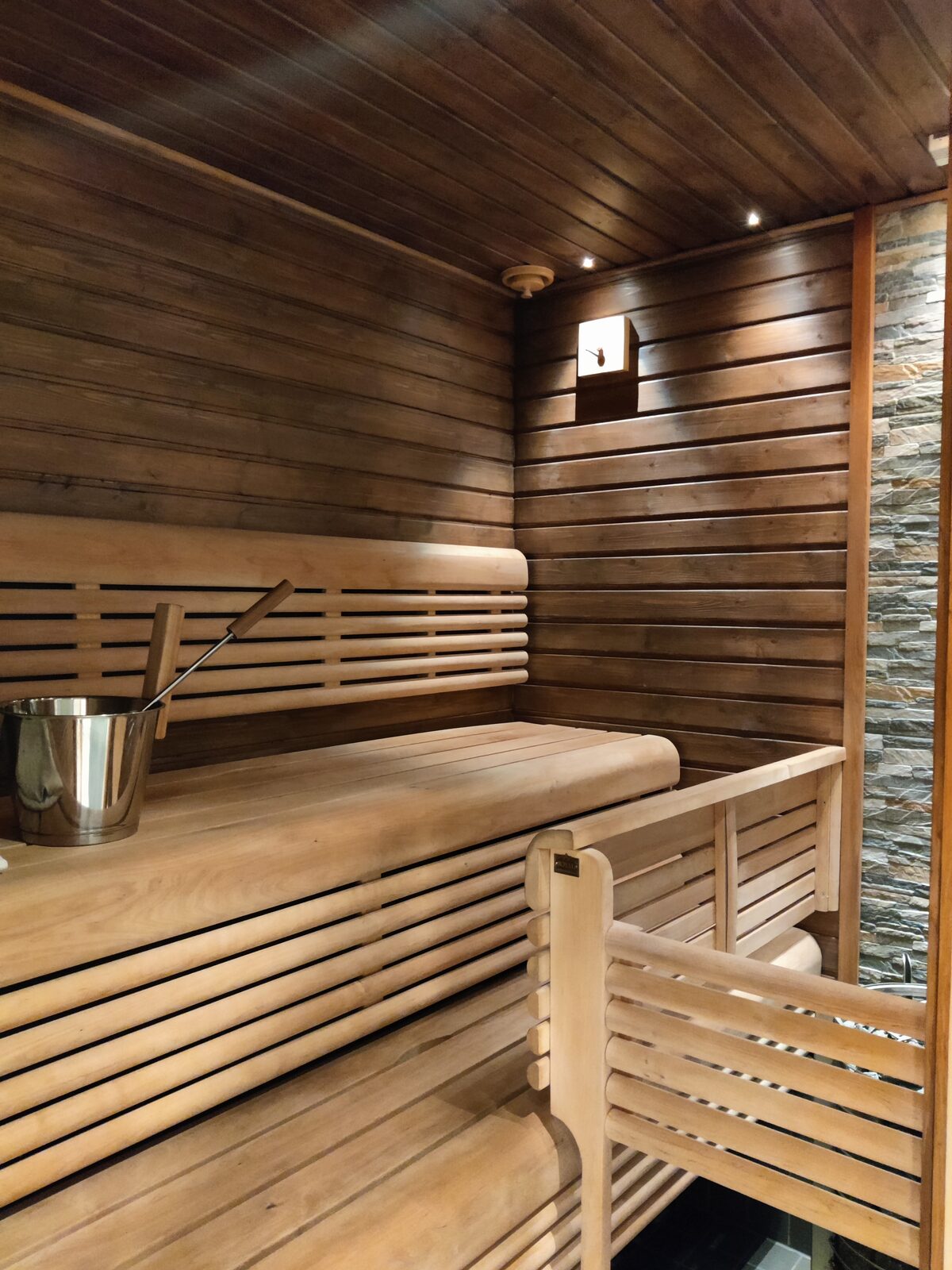 Eigene finnische Sauna aus dunklem Holz