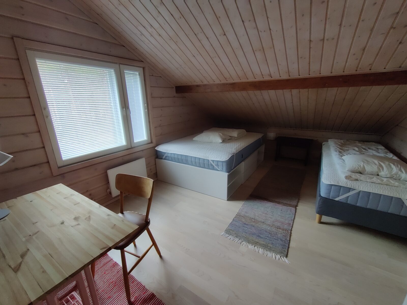 Schlafzimmer unter dem Dach mit Doppel- und Einzelbett