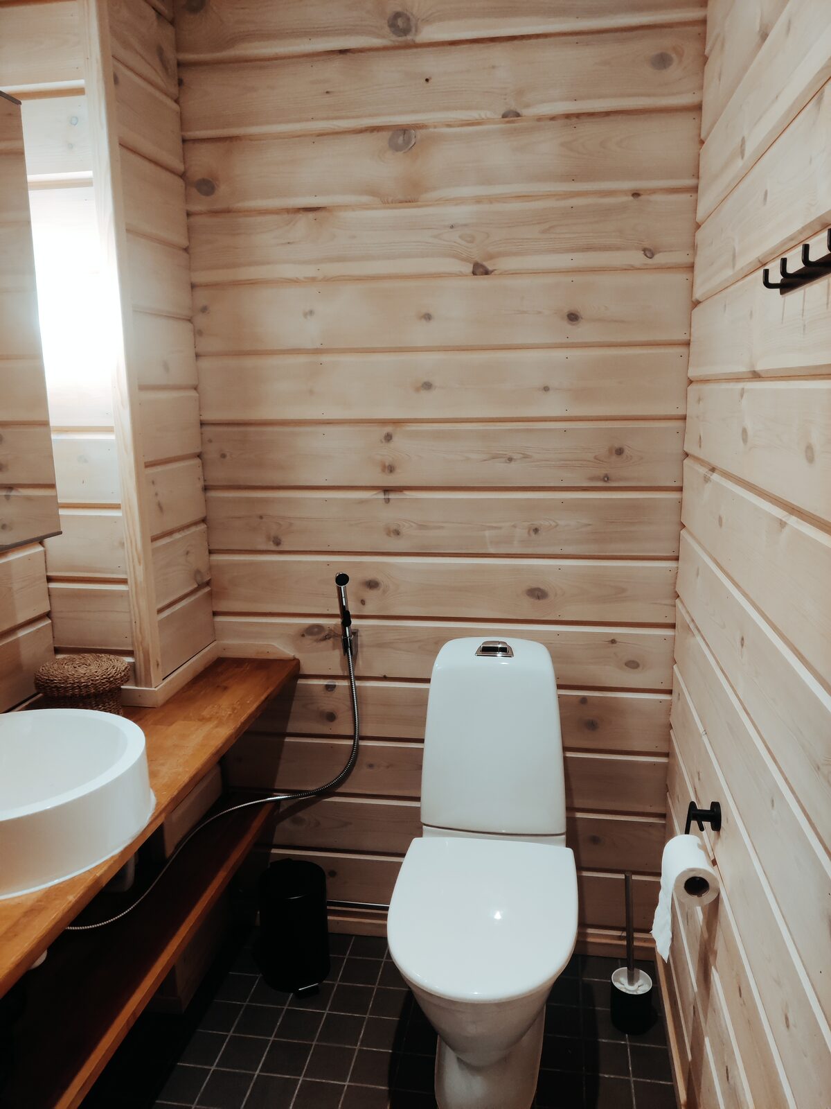 Helles WC im Obergeschoss mit Waschbecken