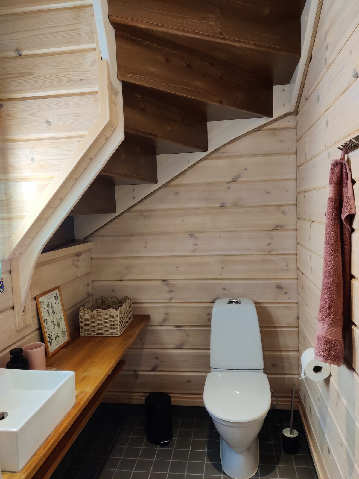 WC im Erdgeschoss mit Waschbecken