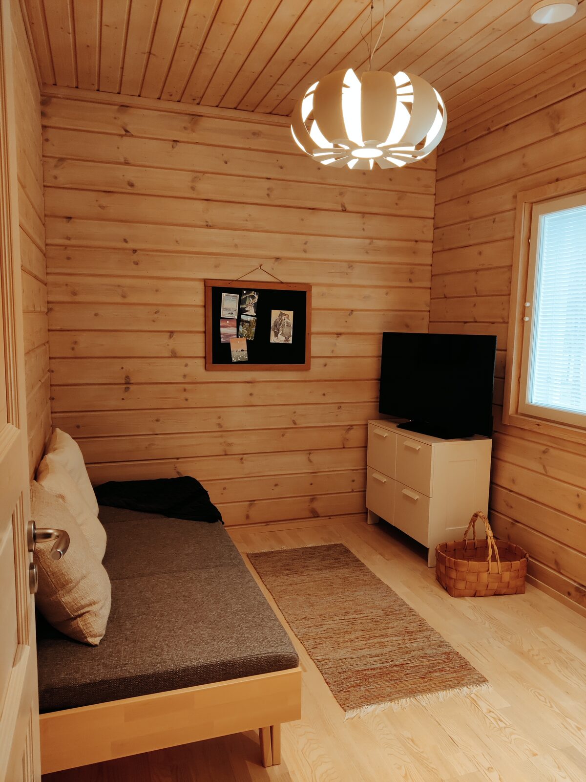 Extra-Zimmer mit Tagesbett und Fernseher